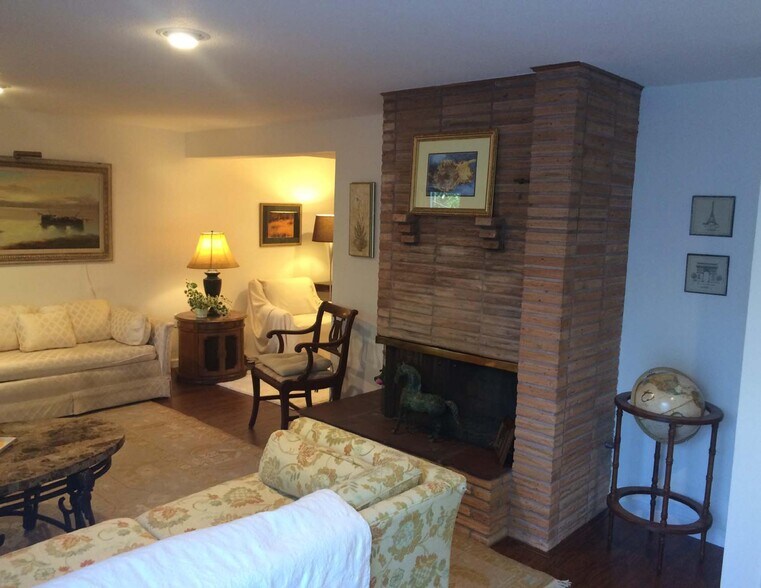 Living Room - 4 - 520 17th Ave SE