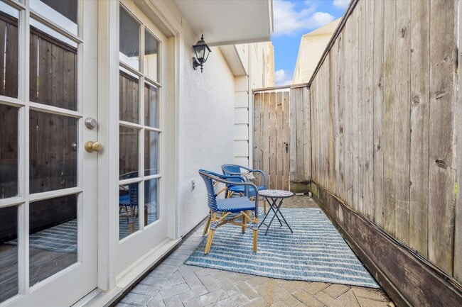 Building Photo - 190 Oak Pl