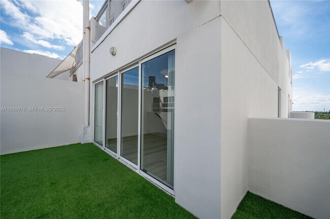 Building Photo - 1712 SW 2nd Ave