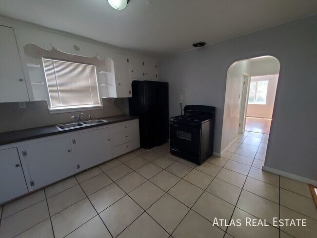 Building Photo - 2130 5th Ave