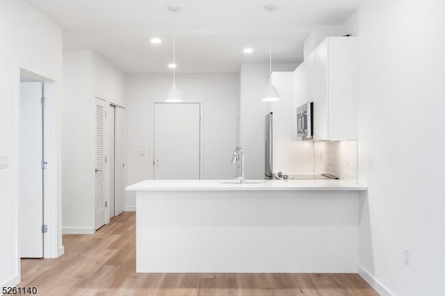 Building Photo - 25 Freeway Dr E