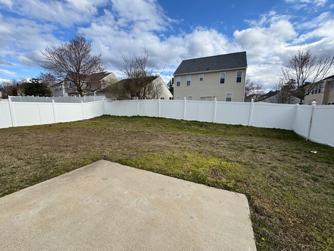 Building Photo - 4 Bedroom | 3 Bathroom Raleigh Home with F...