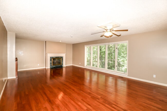 Building Photo - Beautiful 3 bedroom, 3 bath,  mother-in-law sweet with full kitchen in lower level.