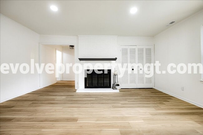 Building Photo - BEAUTIFUL EAST MEMPHIS 4/2!