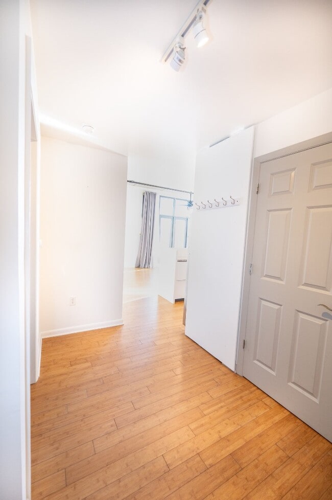 Building Photo - 1 Cool Blow St