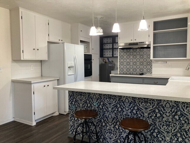 Building Photo - Kennewick Location w/a Country Flare!