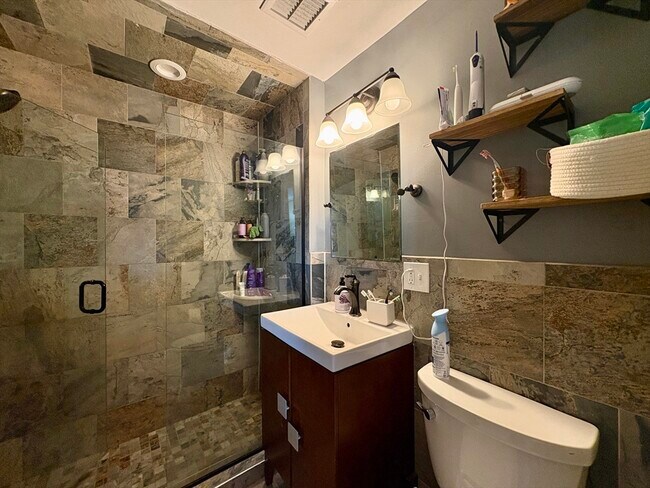 Building Photo - 914 Beacon St