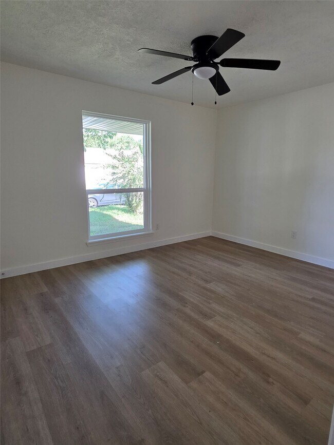 Building Photo - 11726 N Willow Cir