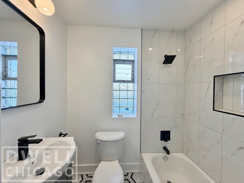 Building Photo - 916 N Noble St