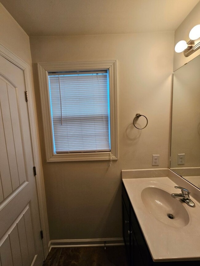 Building Photo - Townhome Close to the Beach!