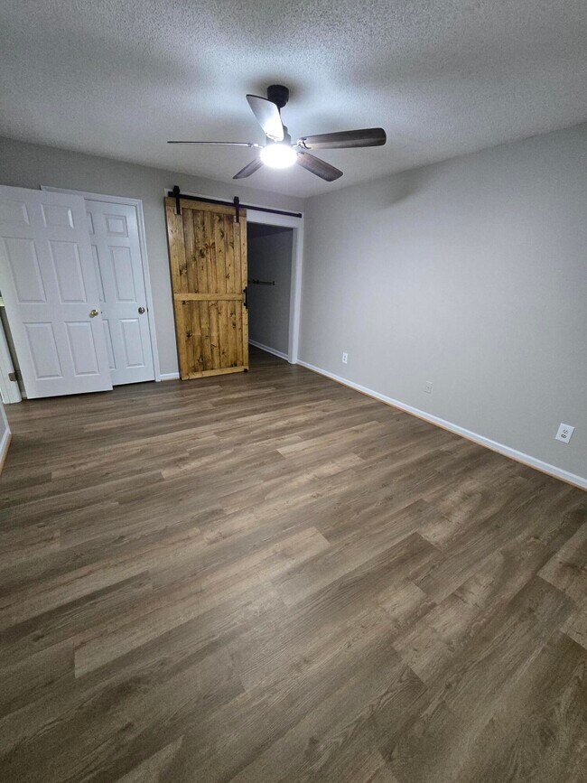 Building Photo - 107 Raintree Ct