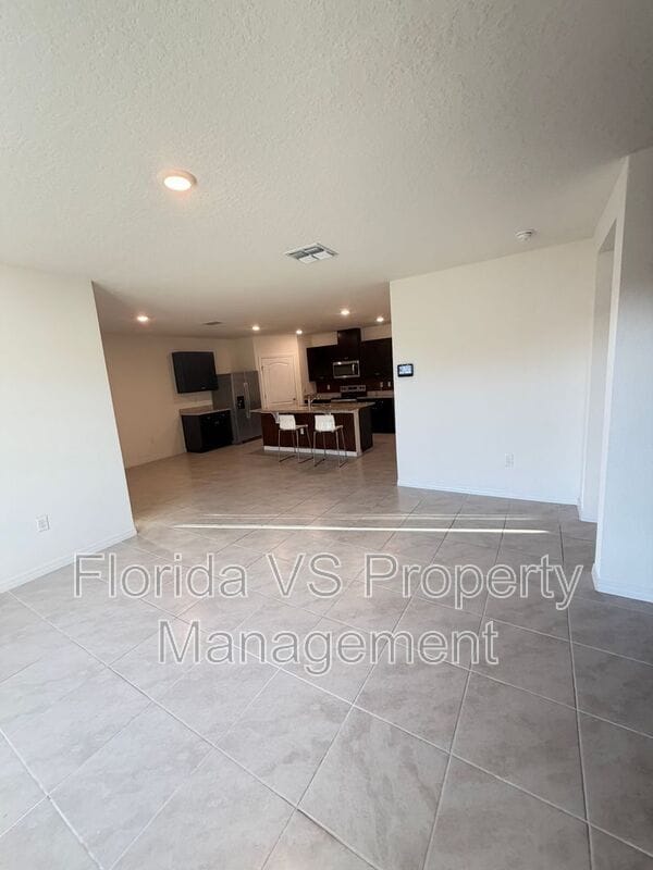 Building Photo - 804 Horsetail Dr