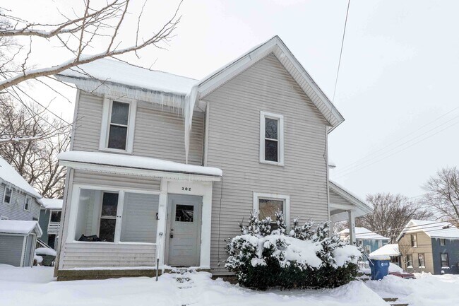 Building Photo - 300-302 Spencer