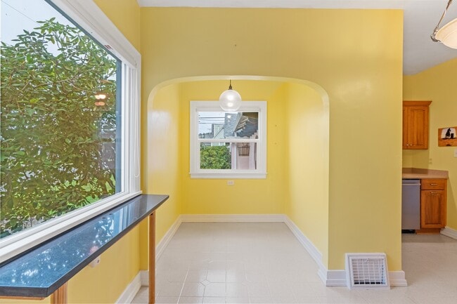 Building Photo - 404 Pioneer Ave E