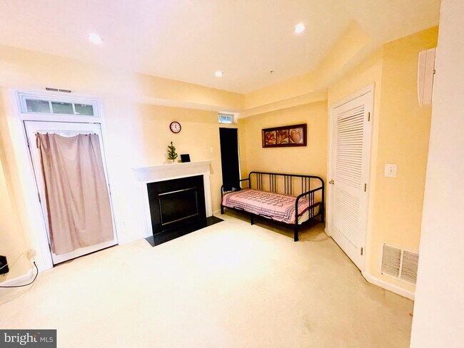 Building Photo - 4053 Cressida Pl