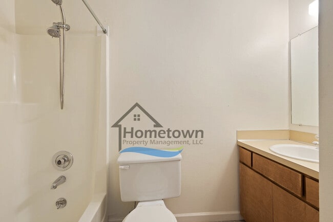 Building Photo - Great 3 Bedroom 2 Bath Duplex with Garage ...