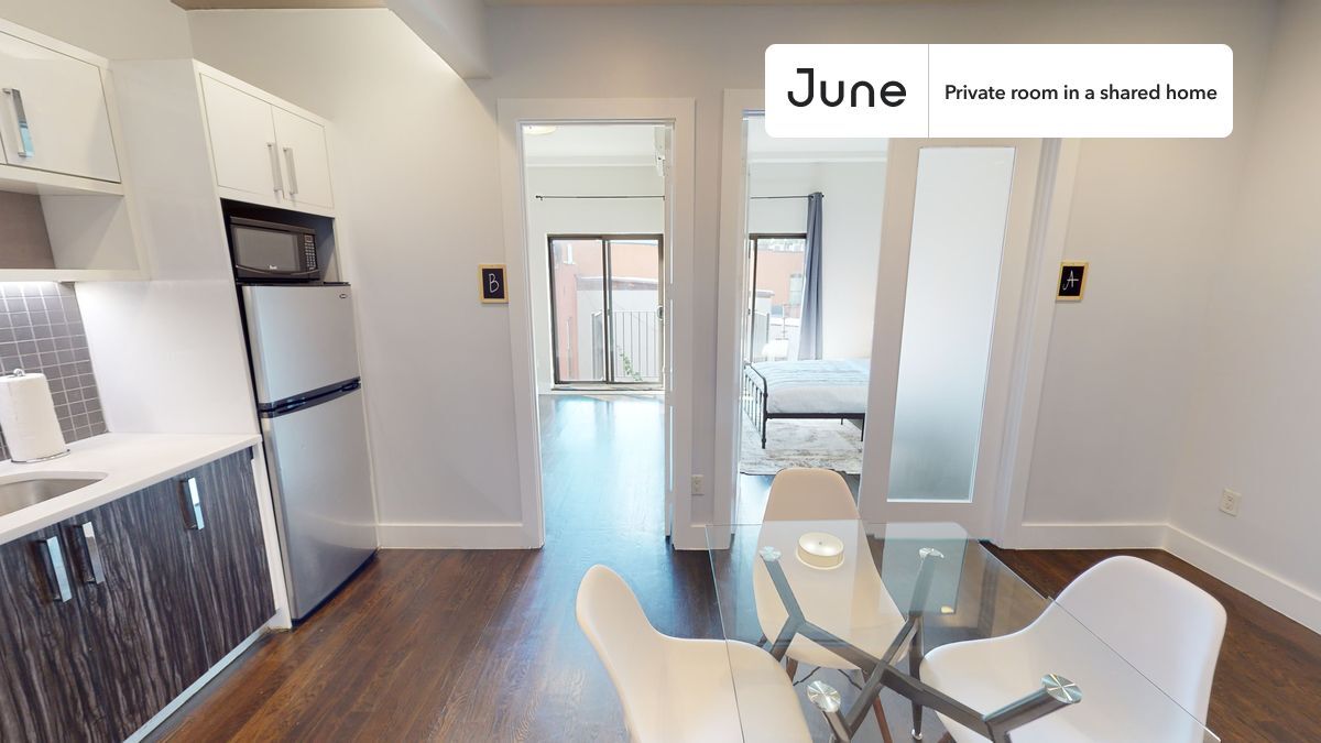 Building Photo - Private bedroom in 4 bed/2 bath Home