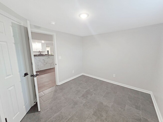 Building Photo - COMPLETELY RENOVATED 4 Bedroom/2 Bath Harv...