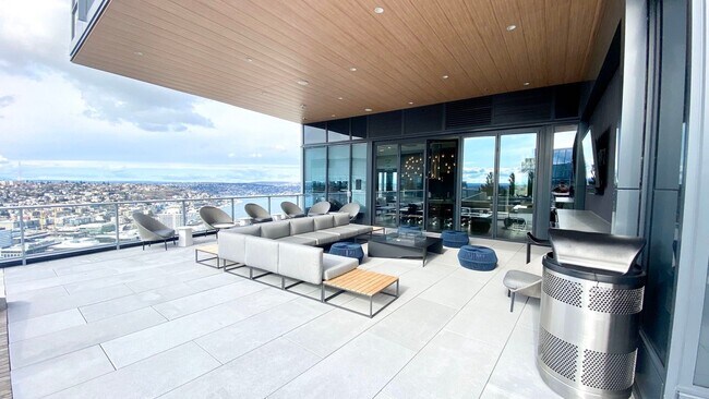 Building Photo - Nexus Condo 1B+1B+1 Den