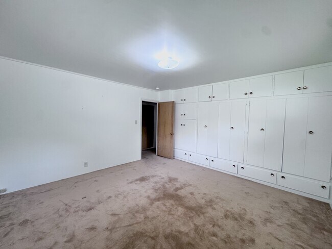 Building Photo - 501 E Sumac Ave