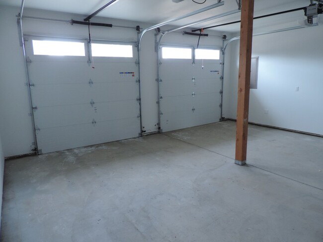 Building Photo - Application Pending - 4 Bedroom Home for R...