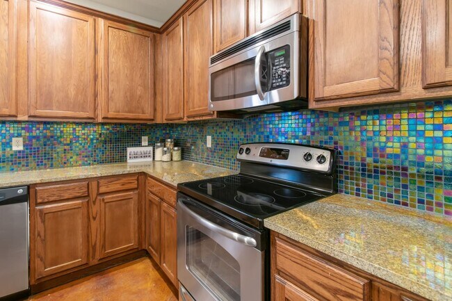 Building Photo - ** MOVE IN July 11th 2027 $5500 ** 5 Bed 3 Bath ** 1 Minute Walk to TCU Campus **