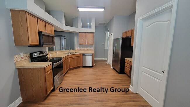 Building Photo - Gorgeous 4 Bedroom/2 Bathroom Home in Sunc...