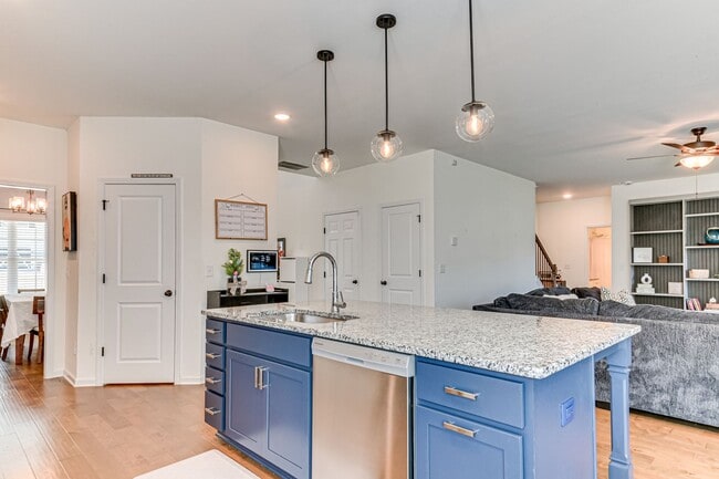 Building Photo - Two Story home in Quaker Knoll! Ready now !