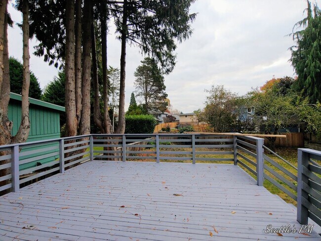 Building Photo - Beautifully Updated 4 Bedroom Home in Sherdian Beach- Includes Beach Club Access