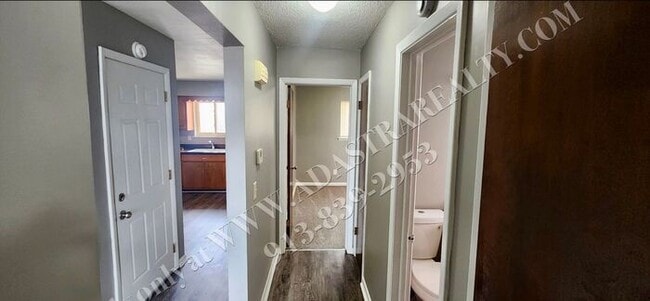Building Photo - Cozy 2 Bed 1 Bath Duplex in KCK-Available NOW!!