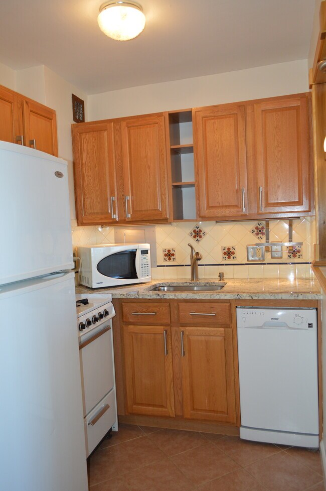 Building Photo - 2800 Wisconsin Ave