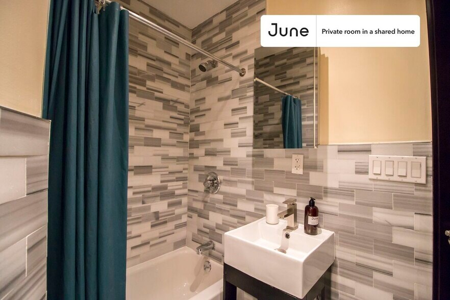 Building Photo - Private bedroom in 4 bed/2 bath Home