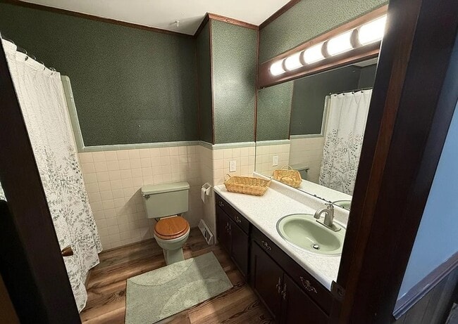Building Photo - Welcome to this spacious 3 bedroom, 2 full...