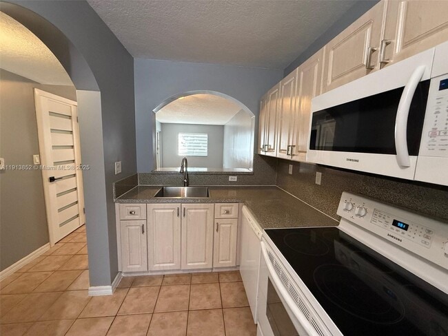 Building Photo - 930 NE 34th Ave