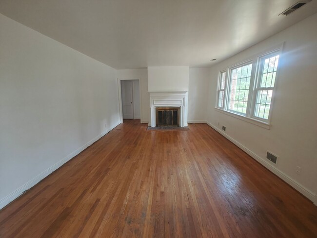 Building Photo - 3 bedroom home with fenced rear yard