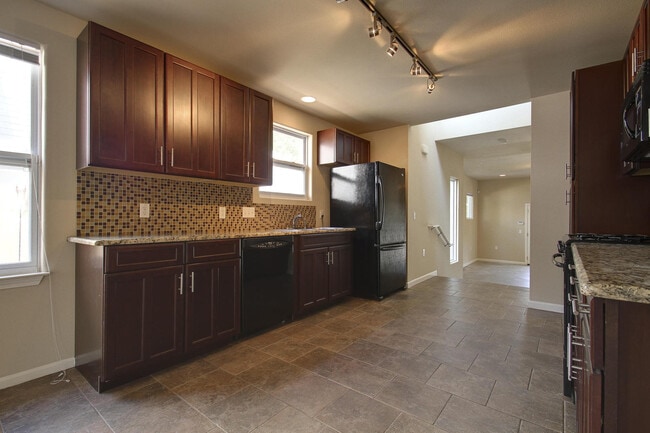 Building Photo - UT PRE LEASE: 2009 Remodeled 6 Bed / 3 Bath, Wood & Stained Concrete Floors, Custom High End Kitc...