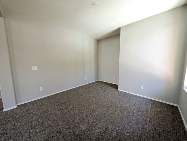 Building Photo - 3 Bedroom Home in the Beacon Heights Commu...