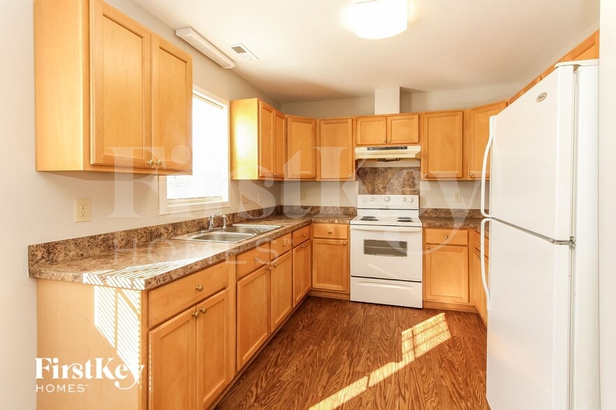 Building Photo - 1731 Parkdale Ave