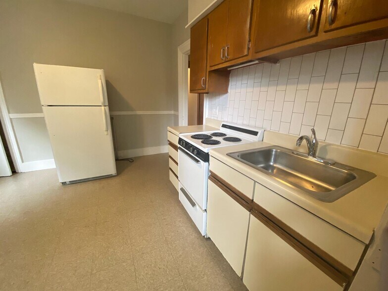 Building Photo - 8 Forest St