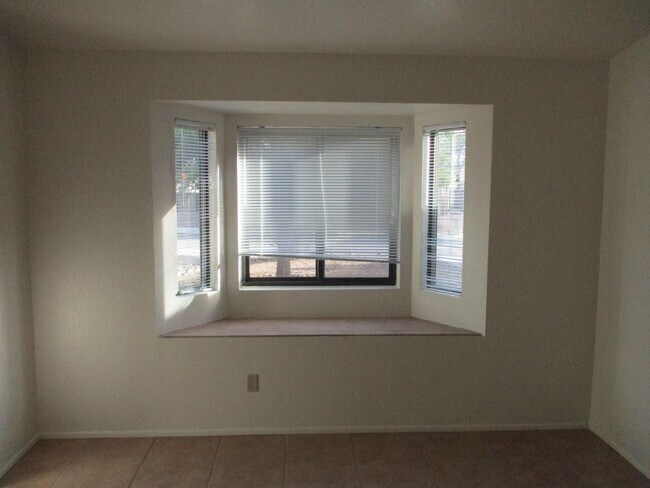 Building Photo - 2 Bedroom, 2 Bath