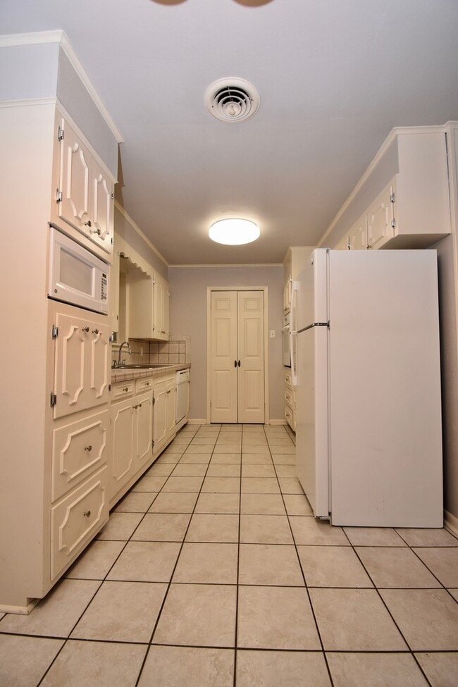 Building Photo - Spacious 4 bedroom 3 bathroom home with large yard and 2 car garage