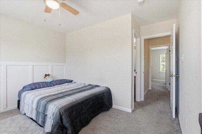 Building Photo - 2 Bed 2.5 Bath Townhome