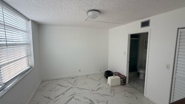 Building Photo - 8 Willowbrook Ln