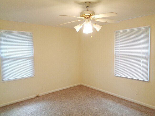 Building Photo - **Available February** Spacious 3 Bedroom 2 Bath in Savannah!