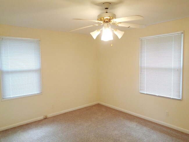 Building Photo - **Available Now** Spacious 3 Bedroom 2 Bath in Savannah!