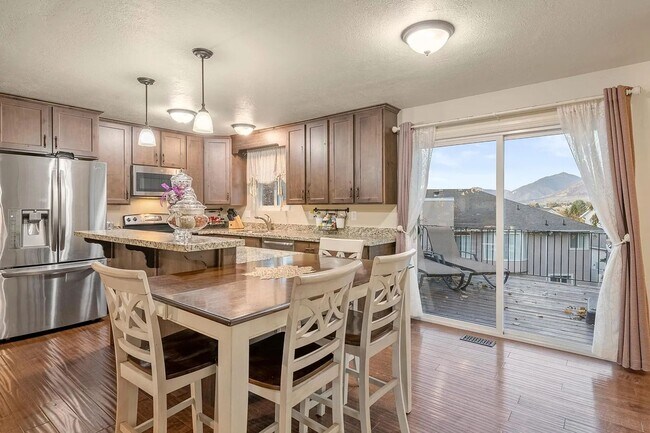 Building Photo - Beautiful 4 Bedroom Home in Sandy!