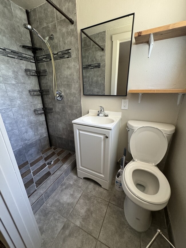 Building Photo - 1285 E 4th N