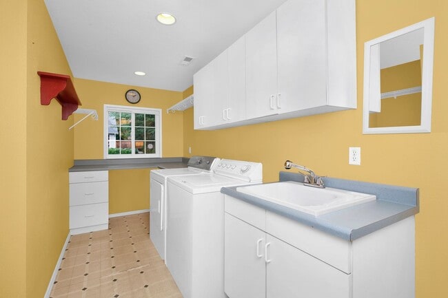 Building Photo - Sunny 5 Bedroom Home with 3 Car Garage in Quiet Neighborhood