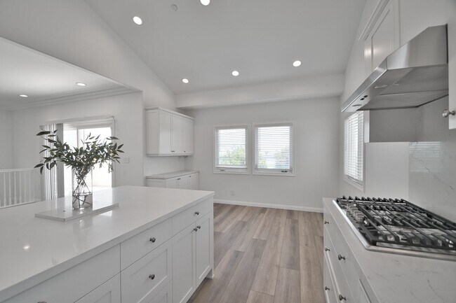 Building Photo - Ocean View 3 Bedroom Like-New Townhome in ...