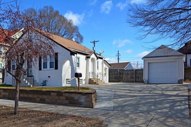 Building Photo - * Move In Special! * Beautiful 4-Bedroom, 1-Bathroom Home Available Now in NE Minneapolis!